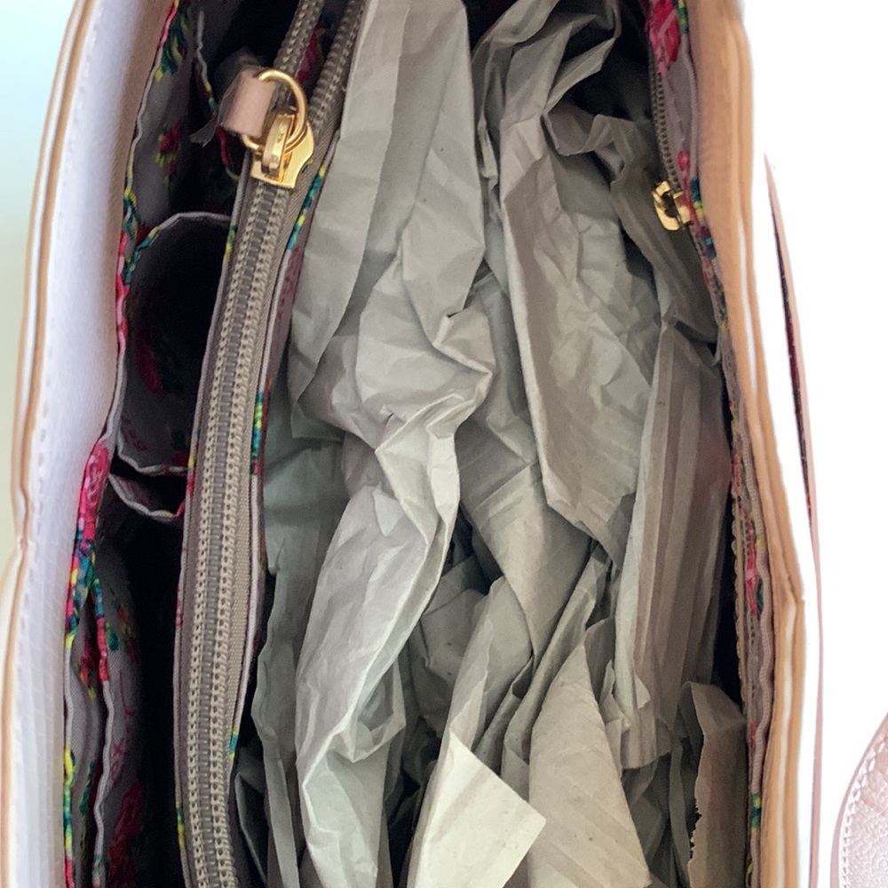BETSY JOHNSON.Croc embossed pink faux leather structured shoulder bag w/… - Picture 9 of 15